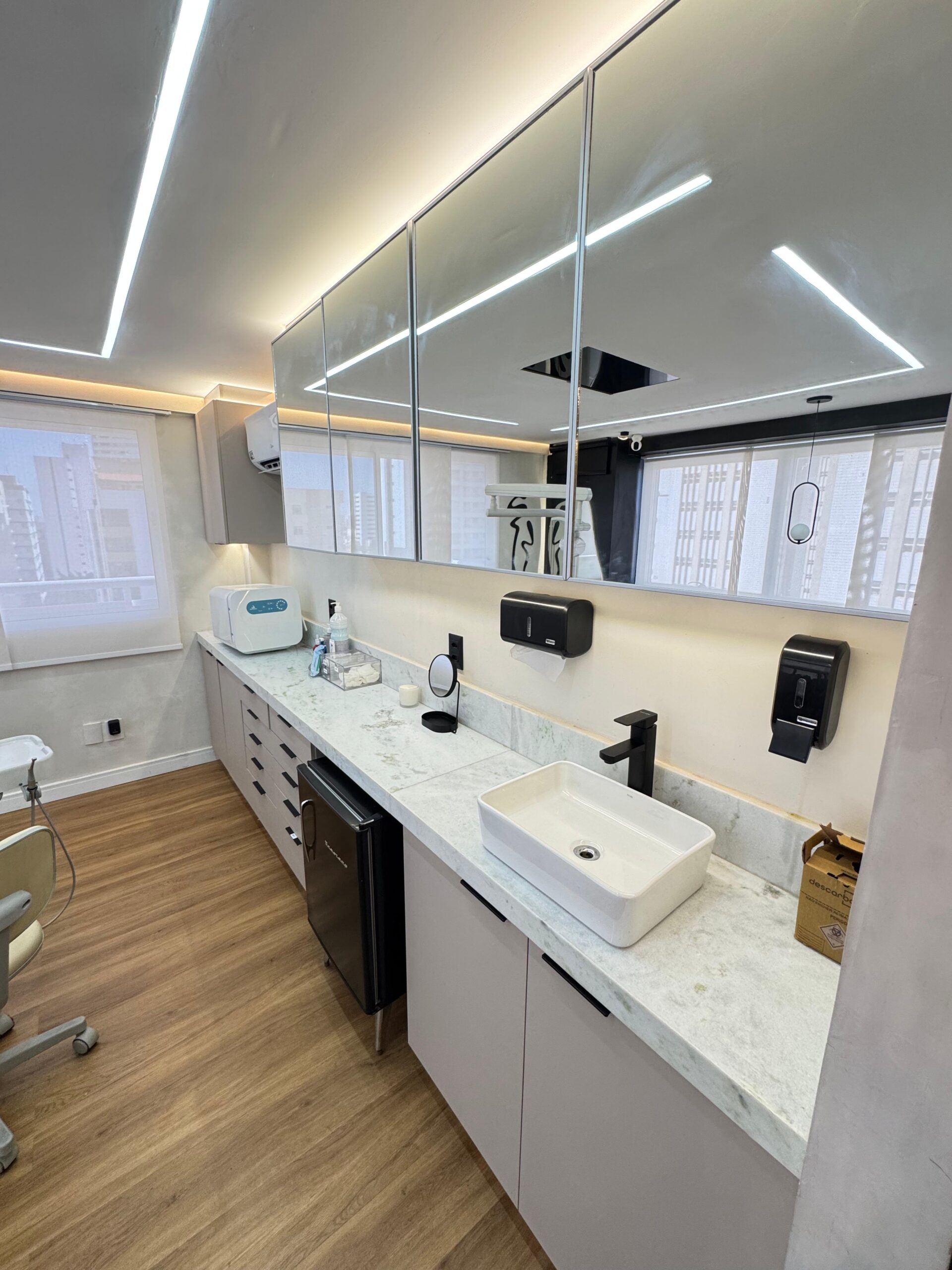 Sala de tratamento moderna com equipamentos de última geração