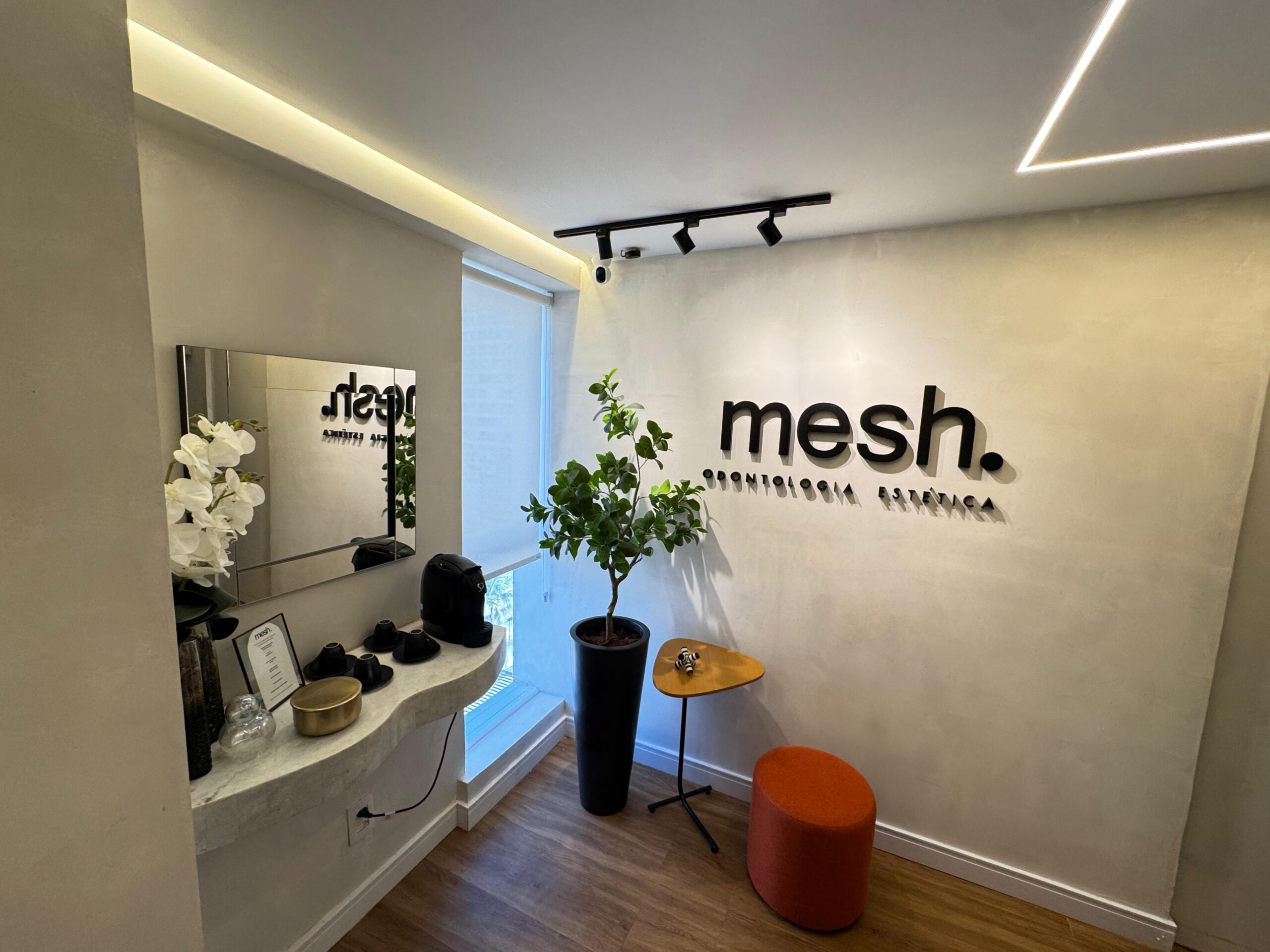 Sala de espera premium da Mesh Clinic com design sofisticado